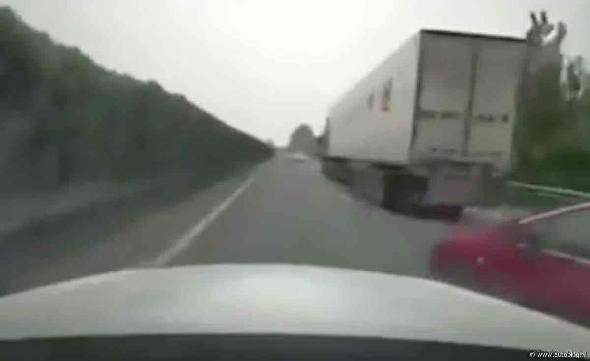 Auto wordt gesandwinched tijdens domme inhaalactie