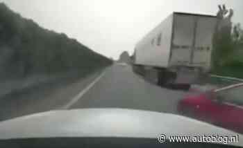 Auto wordt gesandwinched tijdens domme inhaalactie