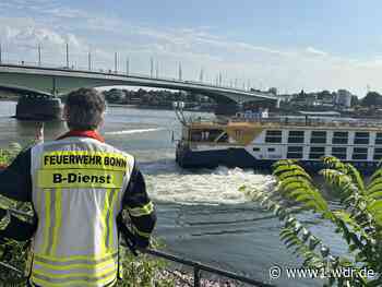 Hotelschiff steckt auf Rhein in Bonn fest