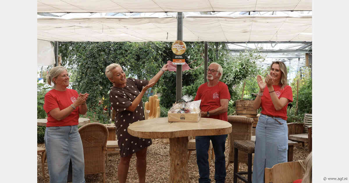 Wethouder Jenny Vermeer onthult officieel plakkaat 'Beste Boerderijwinkel van Zuid-Holland' bij BoereGoed