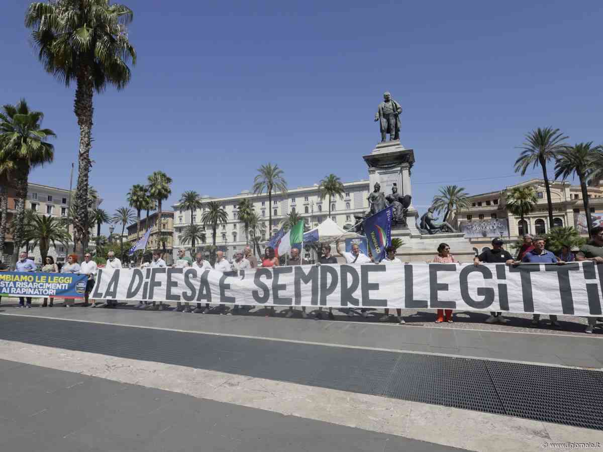 Salvini: "Pronti a chiedere la grazia". Il sit-in solidale di Futuro nazionale