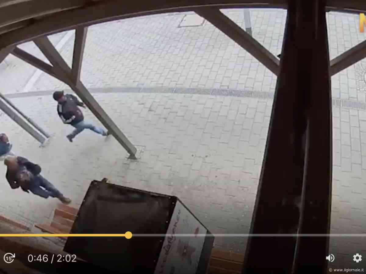 Germania, insegue i bambini in stazione con un coltello e tenta di colpire i passanti: fermato un afghano