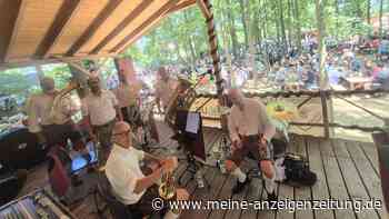 Waldfest zieht Hunderte an: Musiker spielen neun Stunden durch