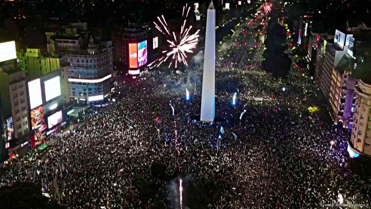 Delirio a Buenos Aires: una marea umana festeggia l’Argentina in finale ai Mondiali | Video