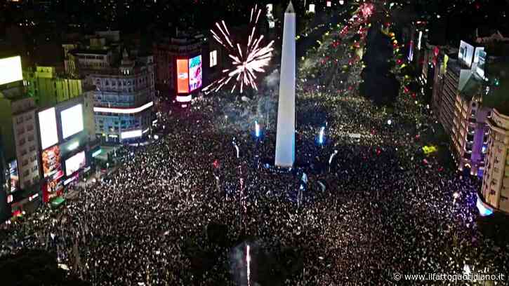 Delirio a Buenos Aires: una marea umana festeggia l’Argentina in finale ai Mondiali | Video