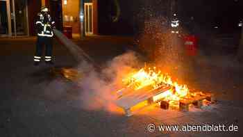 Feuer am Bahnhof Nettelnburg: Holzpaletten auf Edith-Stein-Platz angezündet