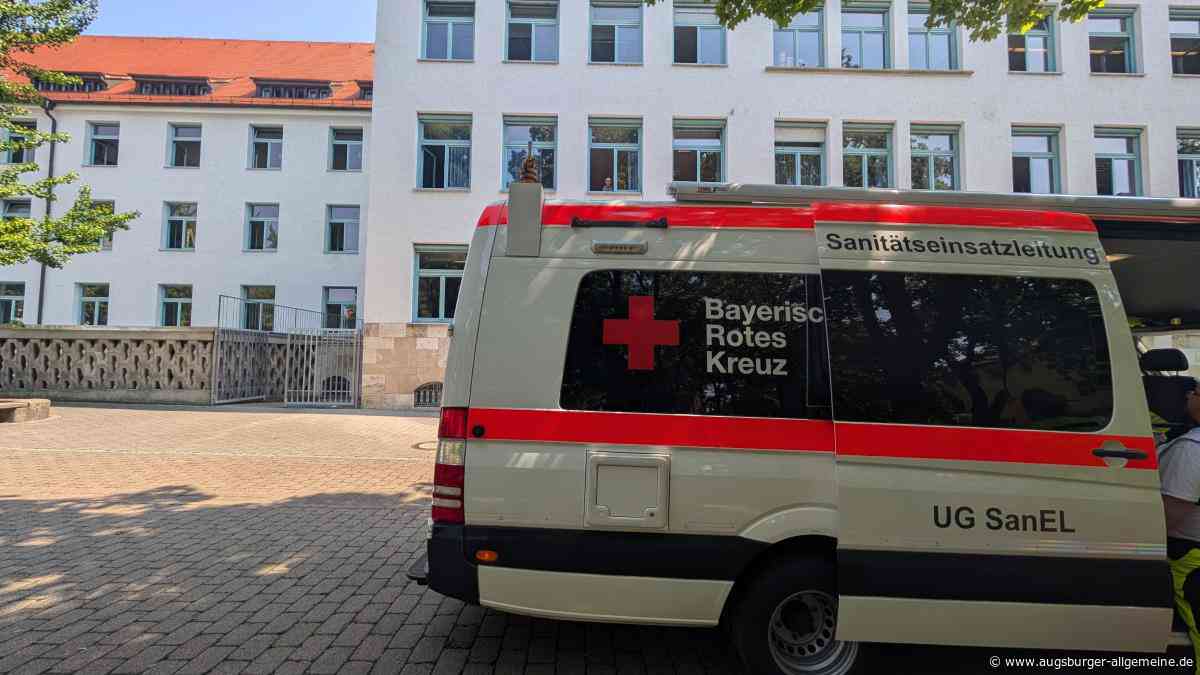 Großeinsatz an der Mittelschule: Mehrere verletzte Kinder nach mutmaßlichem Pfefferspray-Vorfall