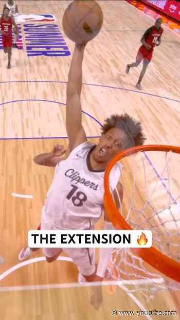 Baba Miller reaches back to catch the lob 🔥