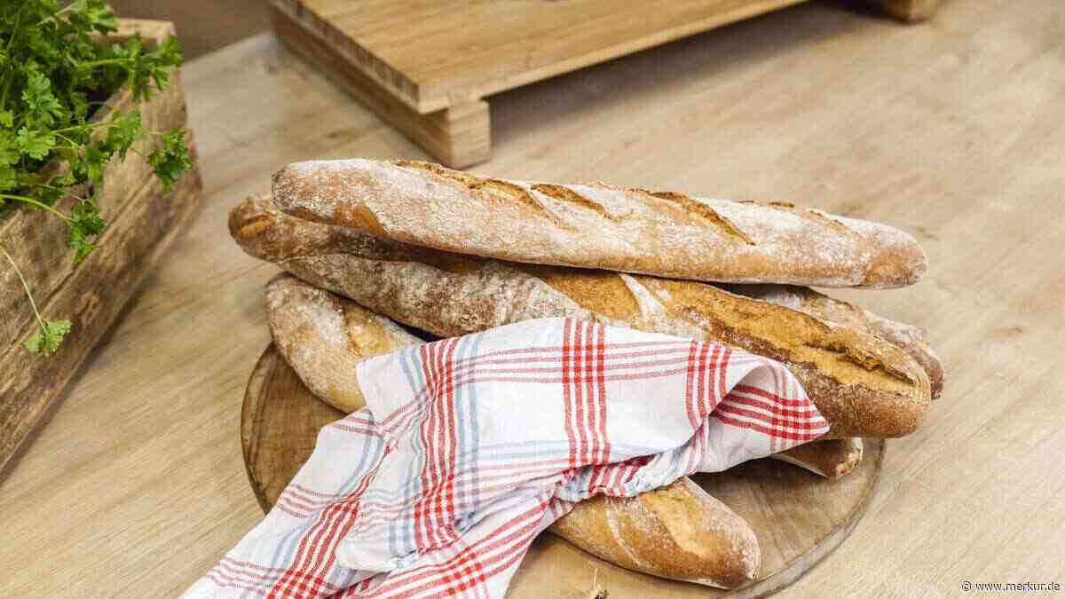 Dinkel-Baguette: Mit diesem Rezept backen Sie drei knusprige Brote in nur 30 Minuten