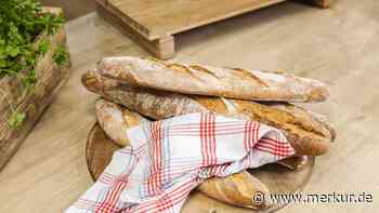 Dinkel-Baguette: Mit diesem Rezept backen Sie drei knusprige Brote in nur 30 Minuten