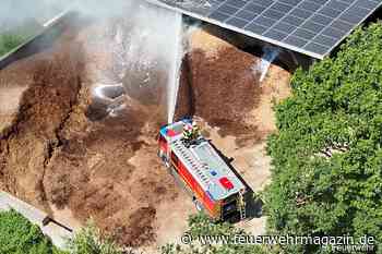 Radladerbrand greift auf Holzhackschnitzel über