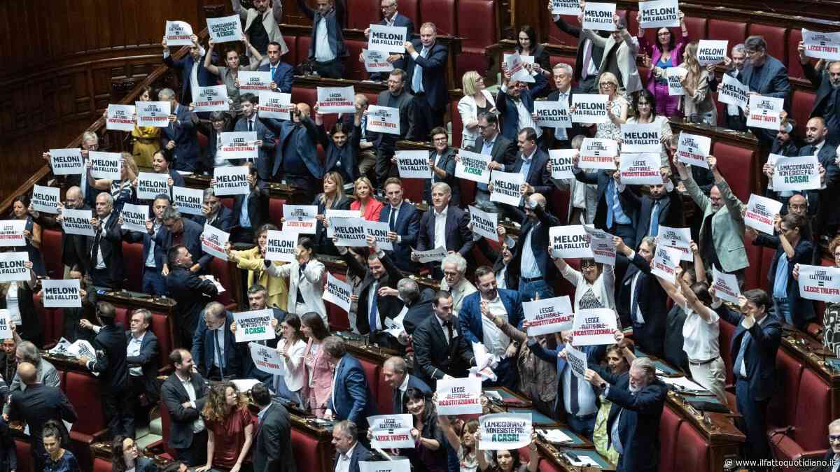 Legge elettorale, la protesta delle opposizioni in Aula prima del voto: “Meloni ha fallito”