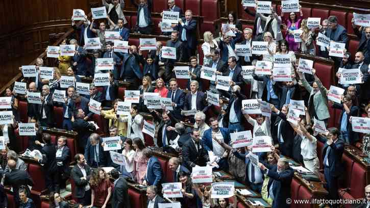 Legge elettorale, la protesta delle opposizioni in Aula prima del voto: “Meloni ha fallito”