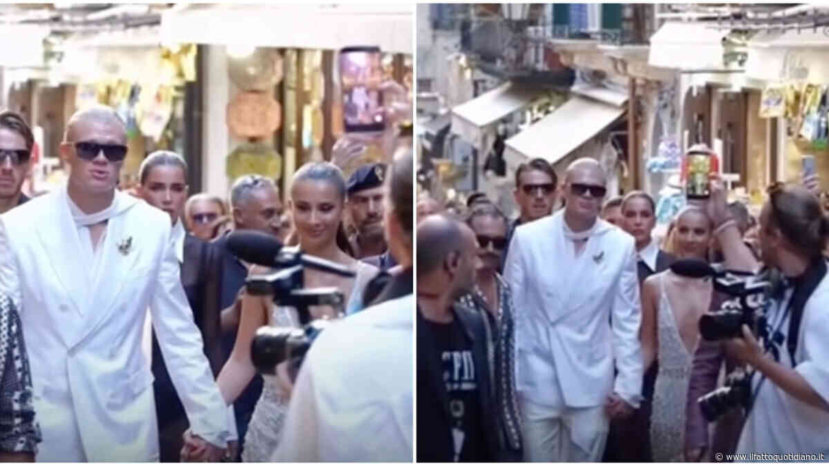 Erling Haaland travolge Taormina con la fidanzata Isabel e una spilla forma di rana: il bomber del Manchester City stella (a sorpresa) della moda di Dolce & Gabbana