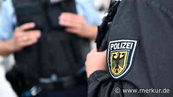 Schulkinder und Schaffner bedroht: Mann zieht Messer in Oberbayern – Polizeieinsatz in Regionalzug