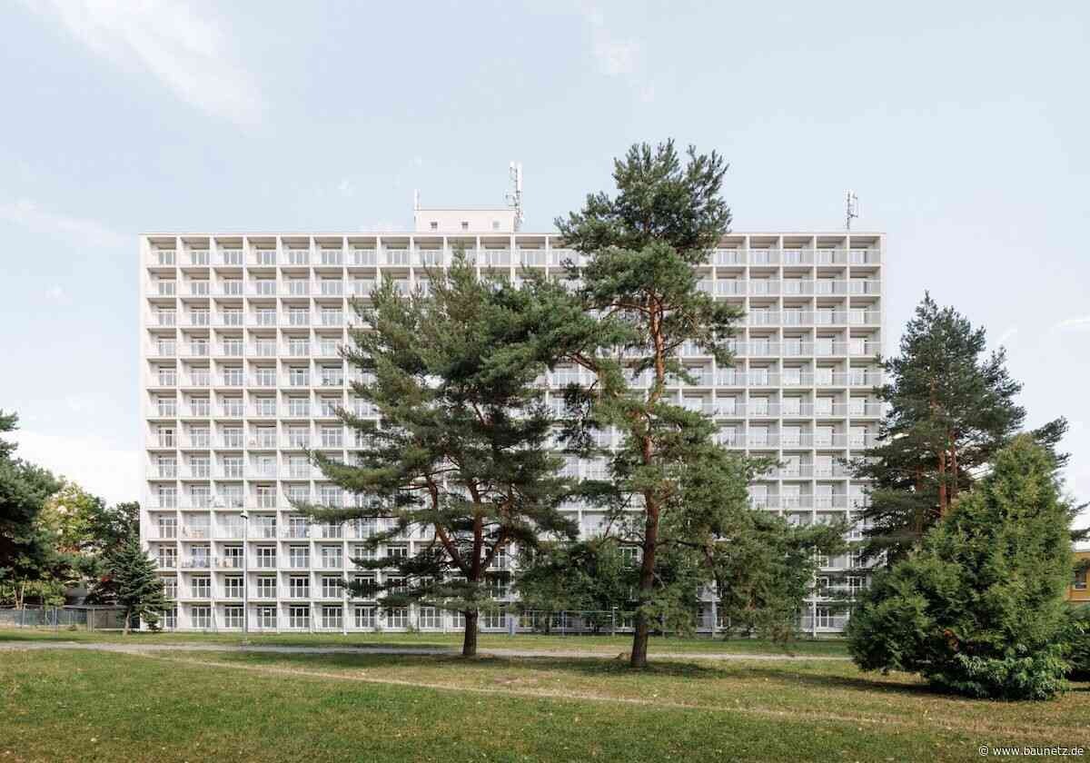 Mikroapartments im Rasterkoloss - Sanierung in der Slowakei von Atrium Architekti