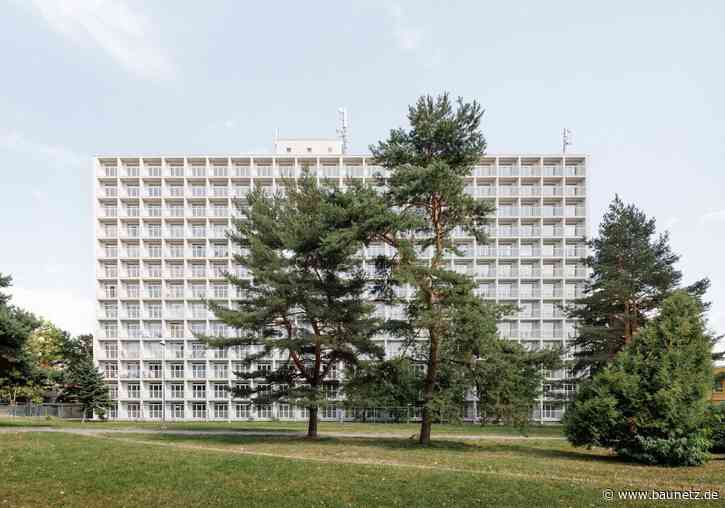 Mikroapartments im Rasterkoloss - Sanierung in der Slowakei von Atrium Architekti