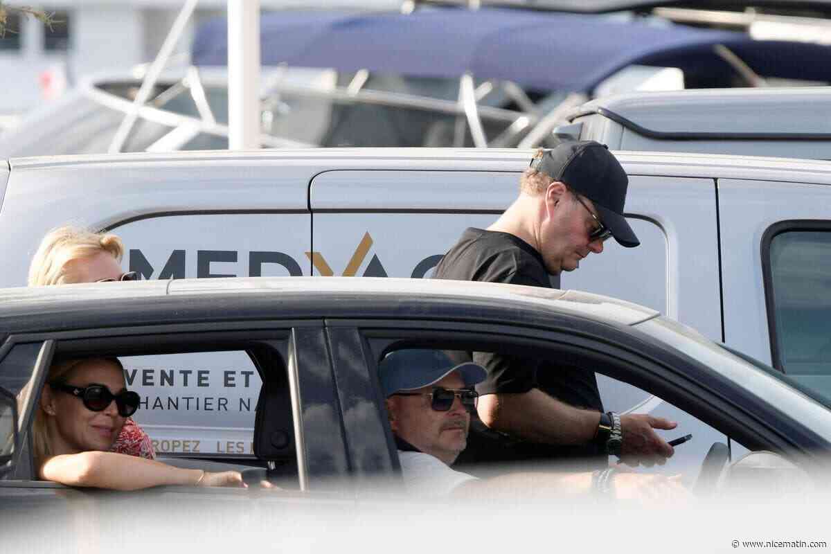 Discret à bord d’un véhicule, l’animateur Sébastien Cauet aperçu à Saint-Tropez