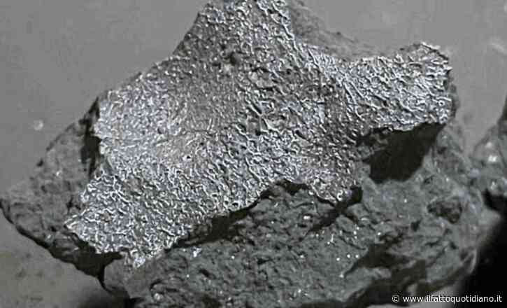 “Ero a casa, ho sentito un forte schianto, poi ho trovato un buco nel soffitto della camera. C’era puzza di zolfo e frammenti neri dappertutto”: gli cade un meteorite in casa, poi la scoperta sulla pietra dal “mondo alieno”