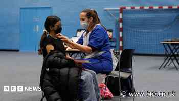 Teenagers from 15 should be given free MenB vaccine, say UK experts