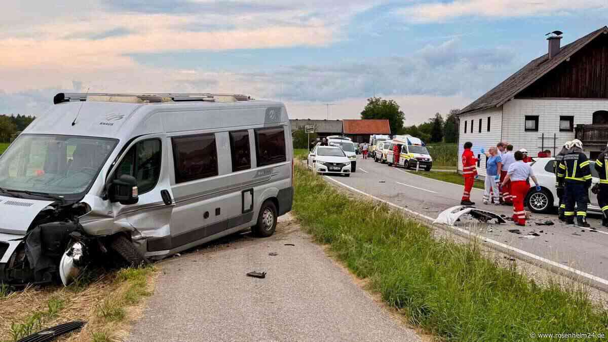 Frontalcrash nahe der Grenze zur Region: Rosenheimer Ehepaar in schweren Unfall verwickelt