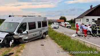 Frontalcrash nahe der Grenze zur Region: Rosenheimer Ehepaar in schweren Unfall verwickelt