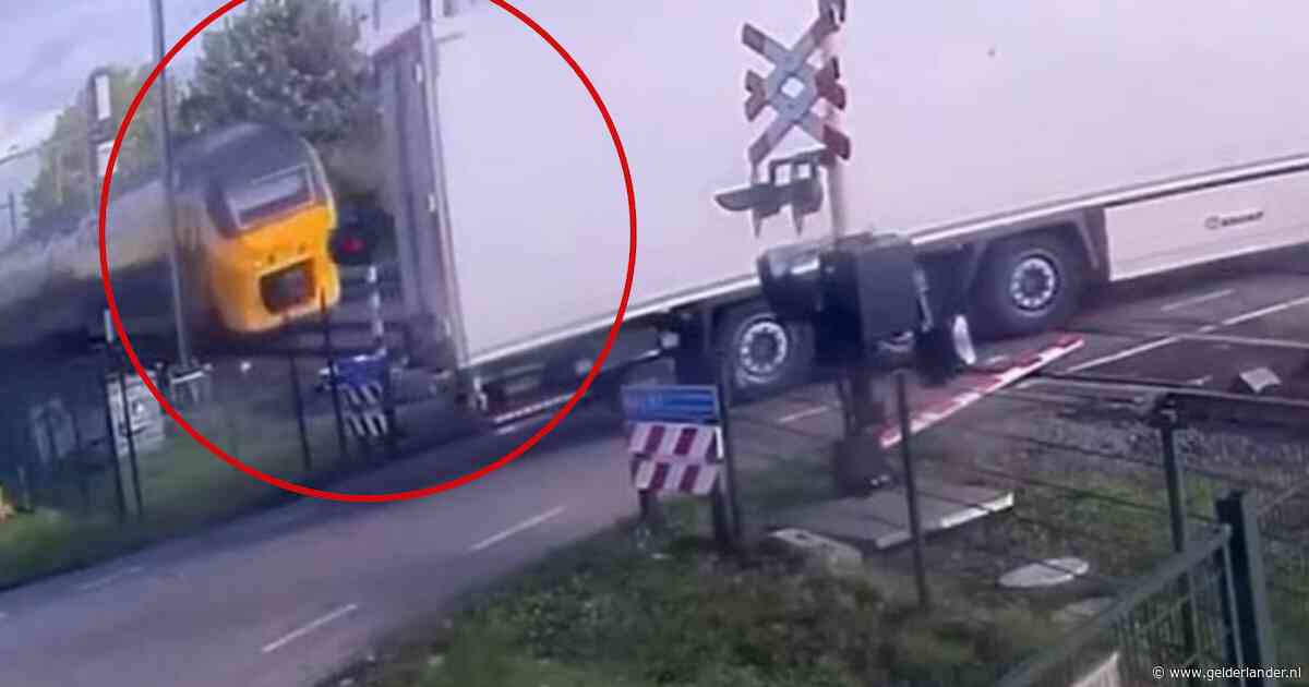 Schuld enorme treincrash Meteren ligt bij vrachtwagenchauffeur, zeg ProRail: ‘Hij keerde op overweg vanwege tijdsdruk’