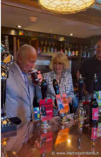 “Questo è il giorno giusto per annegare i dispiaceri”: il video di Carlo e Camilla che bevono birra al pub dopo la sconfitta dell’Inghilterra ai Mondiali
