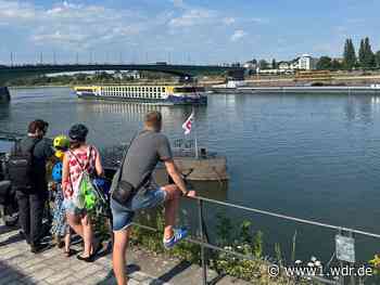 Hotelschiff auf Rhein in Bonn wird freigeschleppt