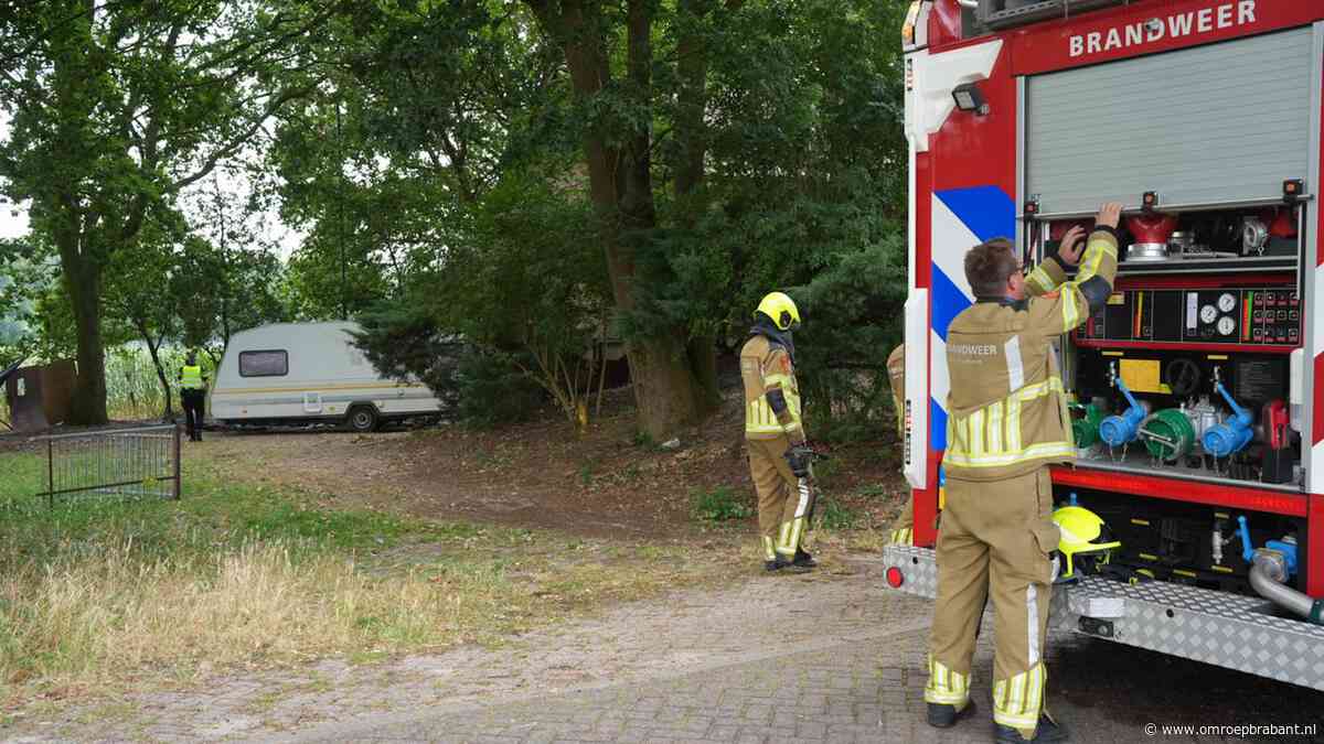 Brandweer blust twee branden bij gekraakte boerderij, vrouw opgepakt