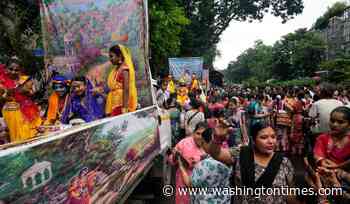 Crowd surge at Hindu festival in India leaves 1 dead and many hospitalized
