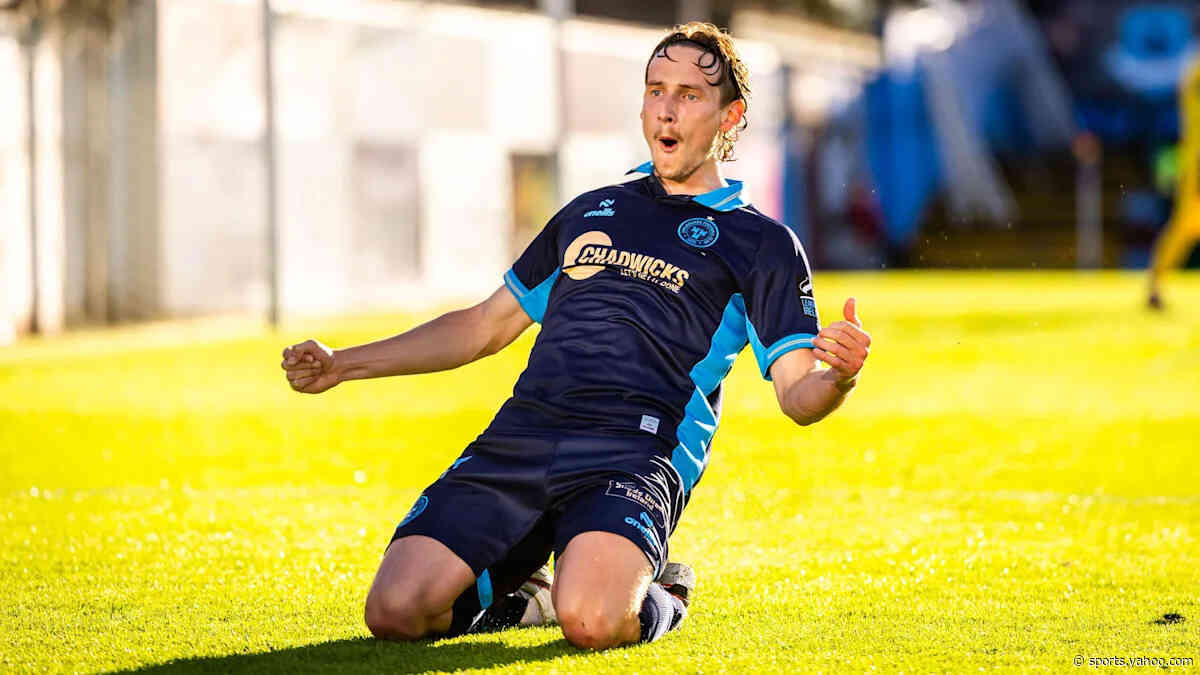 Stockport sign Shelbourne midfielder Wood