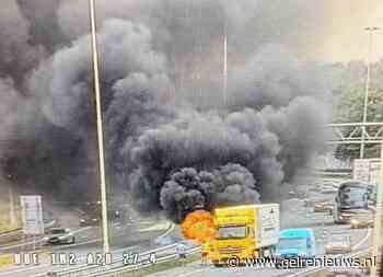 Voertuig vliegt in brand op A28, snelweg deels dicht