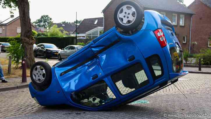 Auto belandt ondersteboven na botsing op kruising in Schaijk