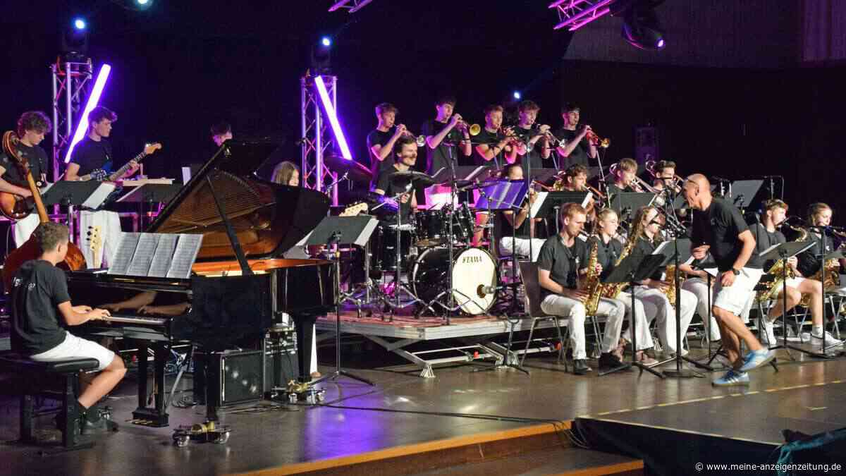 Camerloher-Bigband begeistert zwei Stunden lang – Abiturient schenkt Eigenkomposition