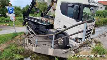 Brücke gibt plötzlich nach: Lkw sinkt in Schönach – Schaden 70.000 Euro
