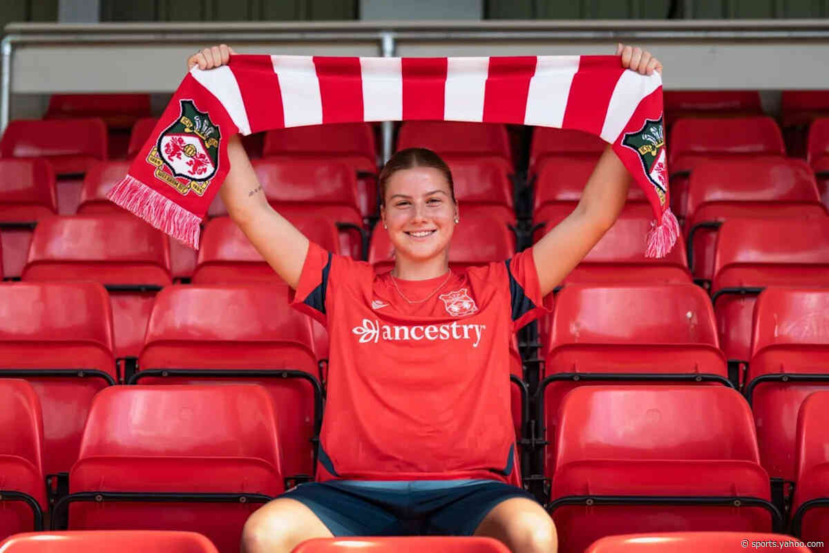 Adran Premier: Wrexham sign Lydia Sallaway from Aston Villa in preparation for UWCL season