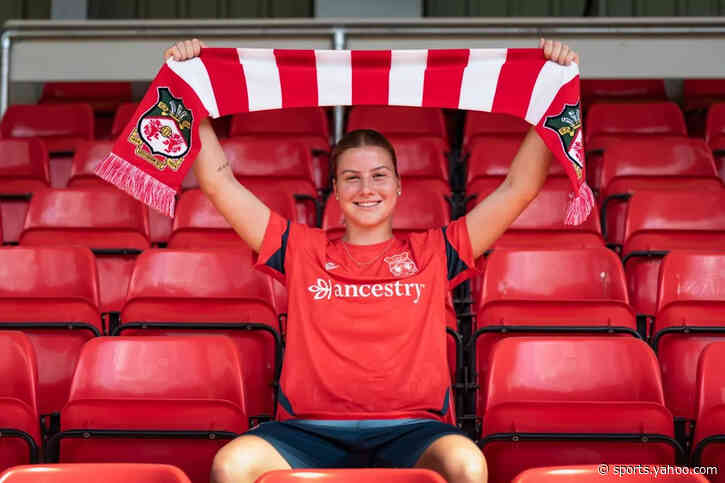 Adran Premier: Wrexham sign Lydia Sallaway from Aston Villa in preparation for UWCL season