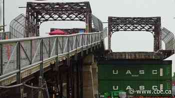 1st section of Arlington Bridge removed as dismantling of Winnipeg landmark begins