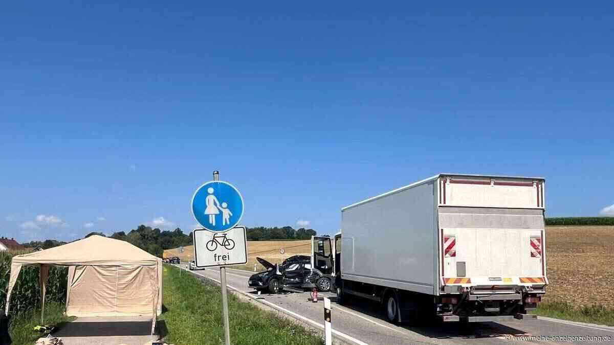 Lkw erfasst Auto „nahezu ungebremst“: Frau stirbt bei Unfall in Oberbayern