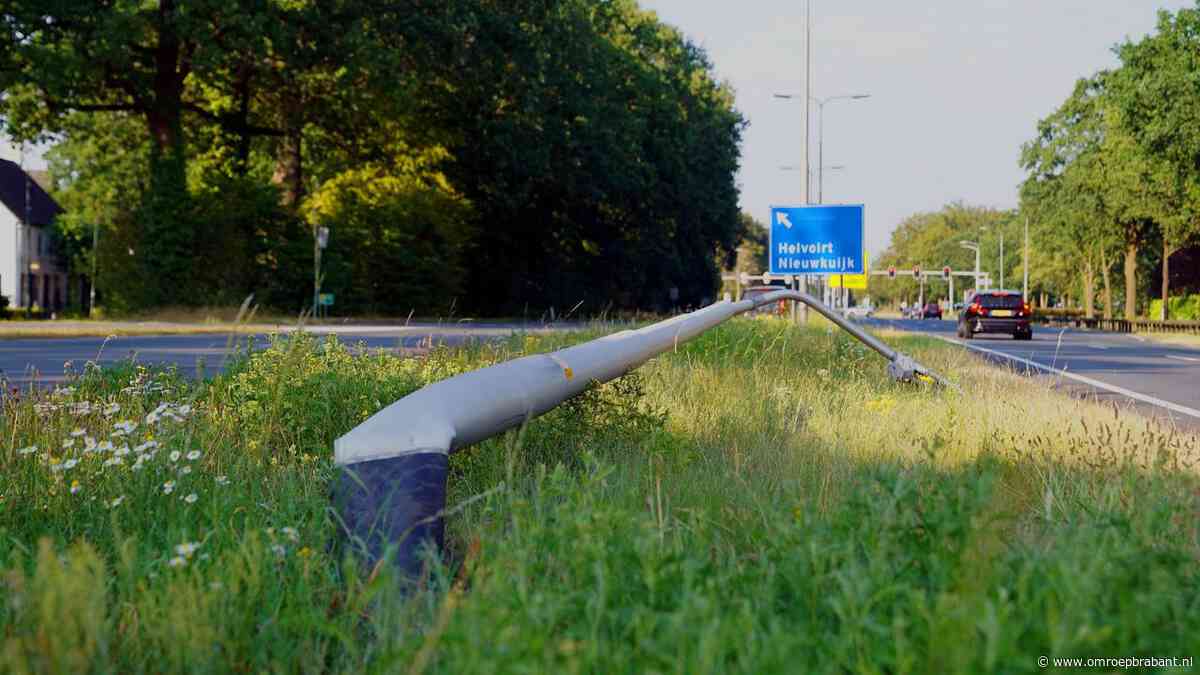 Man valt in slaap achter stuur en rijdt lichtmast uit de grond