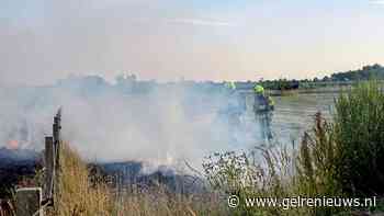 Brandweer blust bermbrand langs dijk