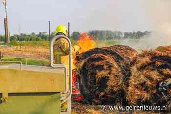 Hooibalen in brand, rook trekt richting Zutphen