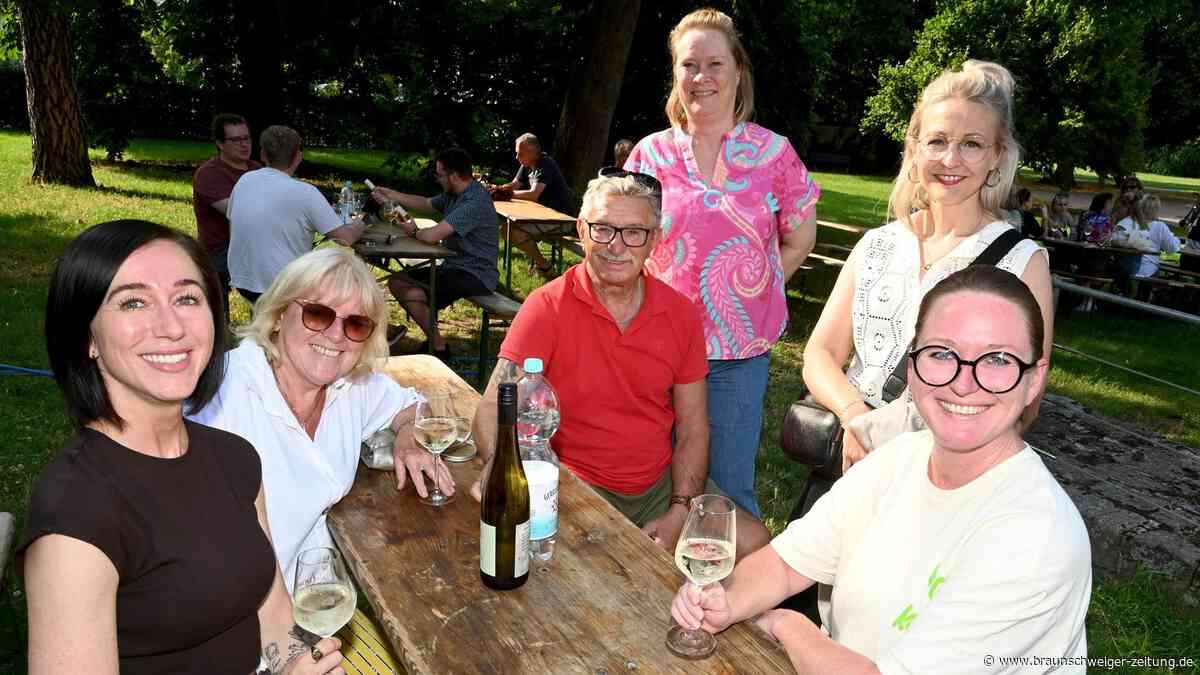 Fallersleben feiert 20. Weinfest am Schloss: Ein Prosit in 36 Party-Fotos