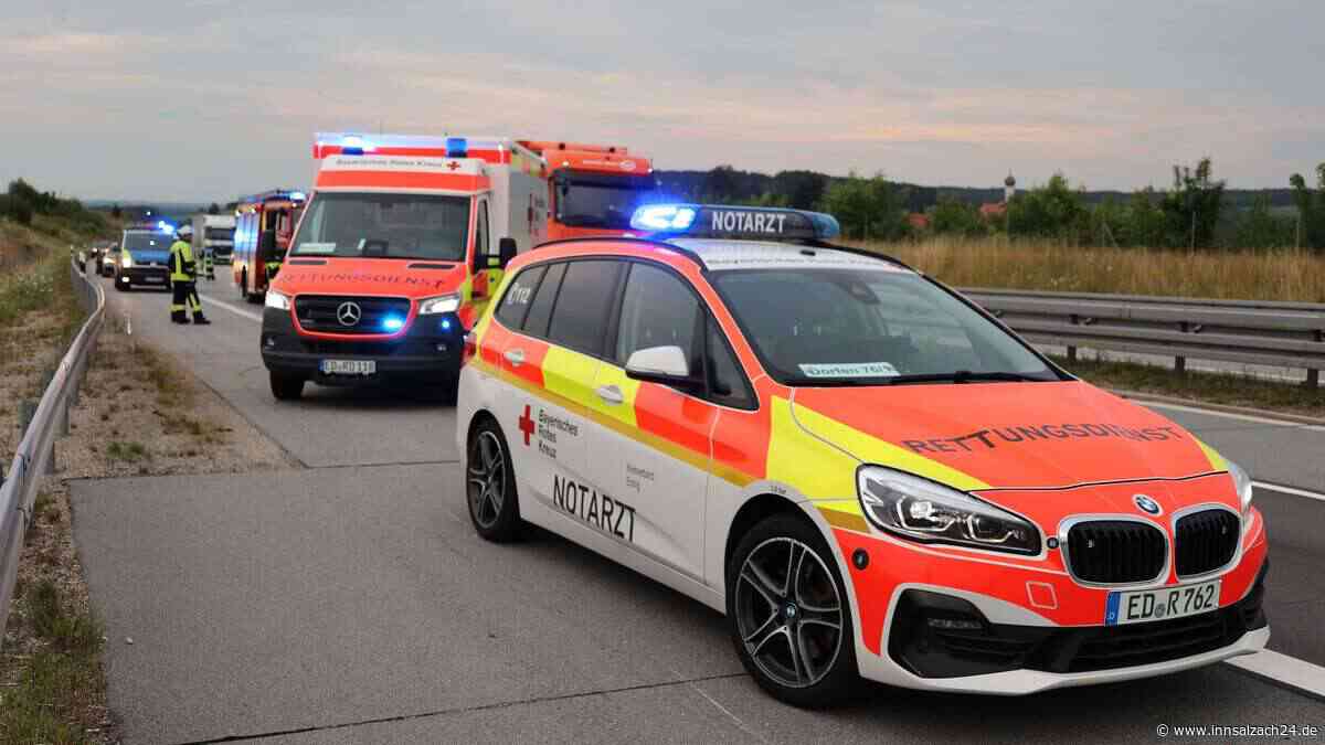 Unfall auf der A94: Biker stürzt alleinbeteiligt und wird verletzt