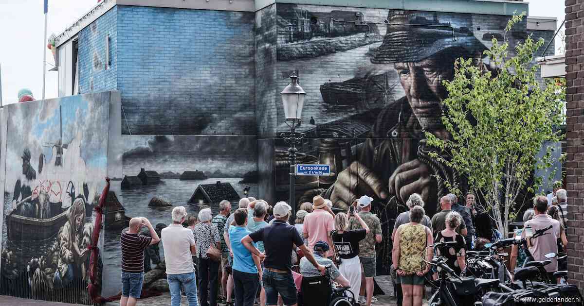 Muurschildering herdenkt de grote overstroming van Tolkamer, precies nu de Rijn historisch laag staat