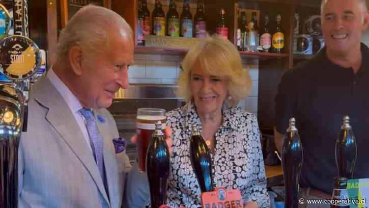 Rey Carlos III tomó cerveza y bromeó sobre la derrota de Inglaterra: "Lindo día para ahogar penas"