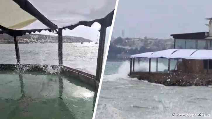 Fuerte oleaje afectó a restaurante ubicado en roqueríos en Coquimbo