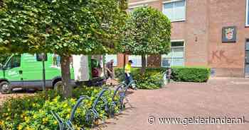 Politie zet druk op man die anti-azc-leuzen op gemeentehuis spoot en middelvinger opstak