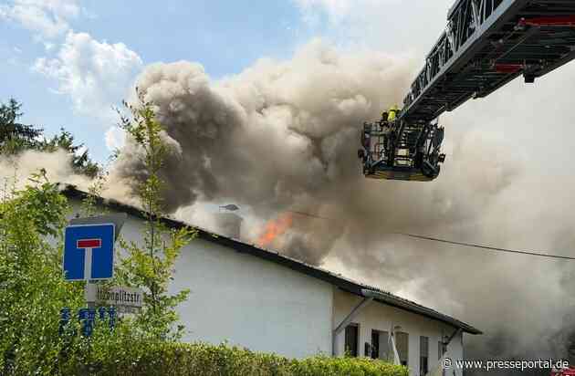 FW LK Neunkirchen: Dachstuhlbrand nach Garagenbrand fordert Großeinsatz der Feuerwehr Schiffweiler